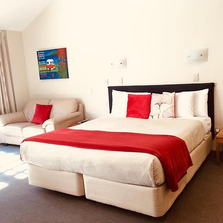 Cascades Lakefront Motel Taupo Exterior photo A room at the hotel