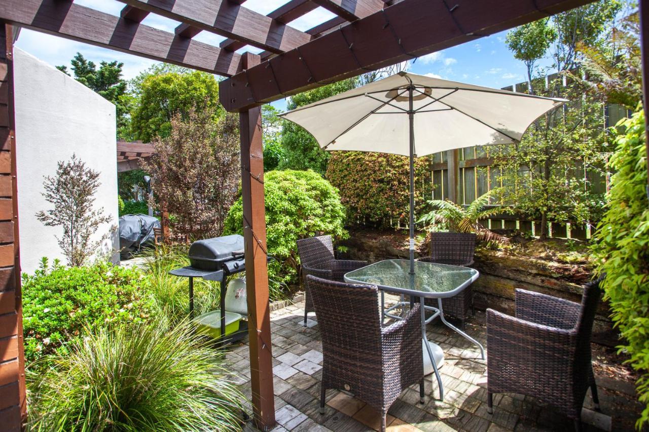Cascades Lakefront Motel Taupo Exterior photo A patio with a pergola