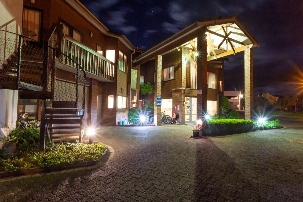 Cascades Lakefront Motel Taupo Exterior photo The entrance of the hotel