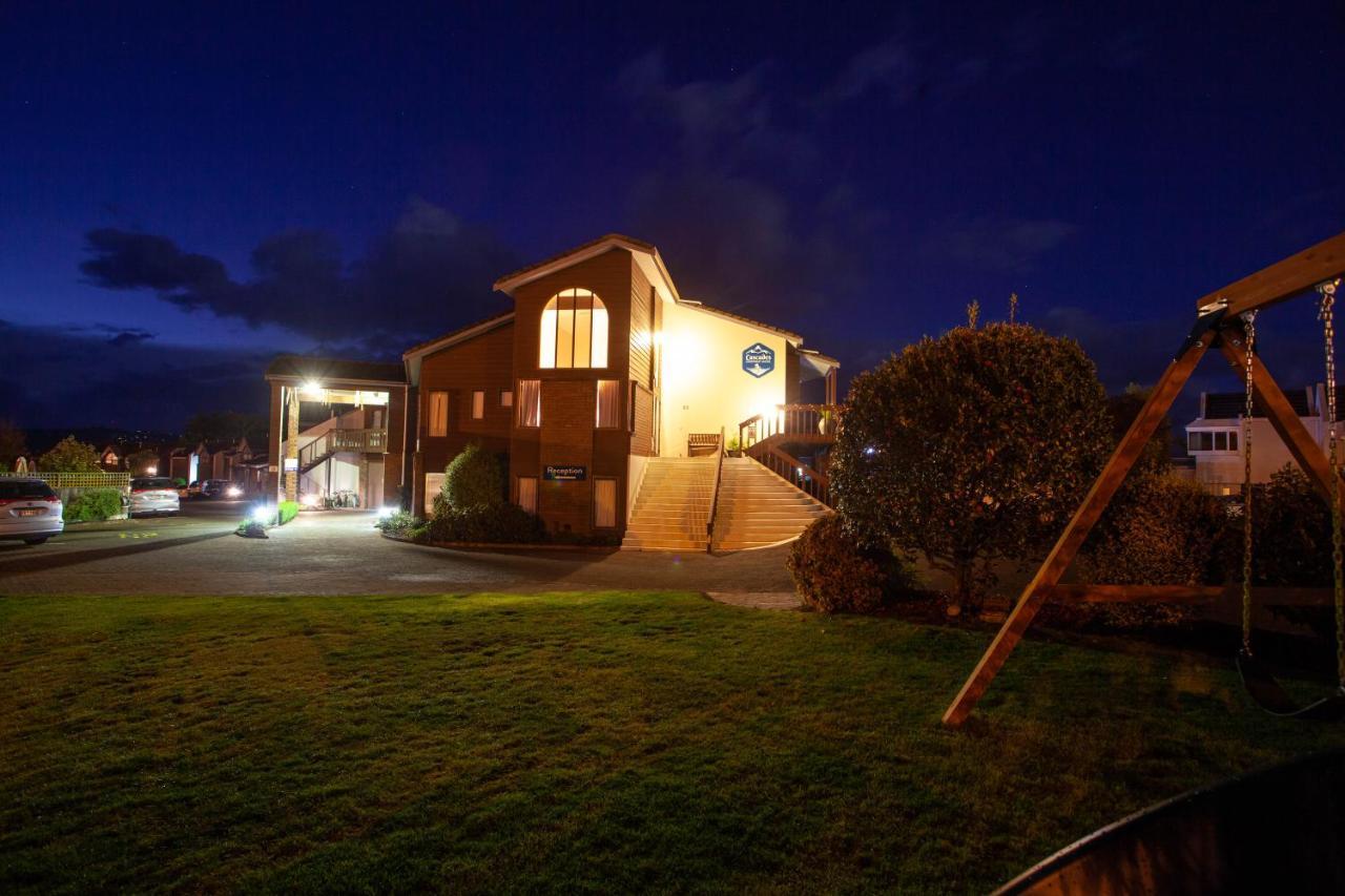 Cascades Lakefront Motel Taupo Exterior photo The church at night