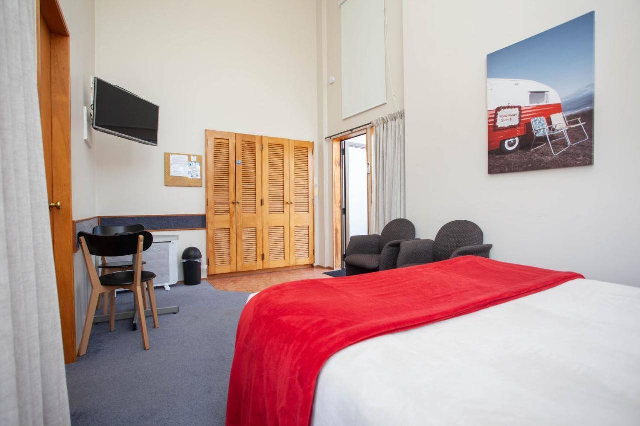 Cascades Lakefront Motel Taupo Exterior photo A typical studio apartment