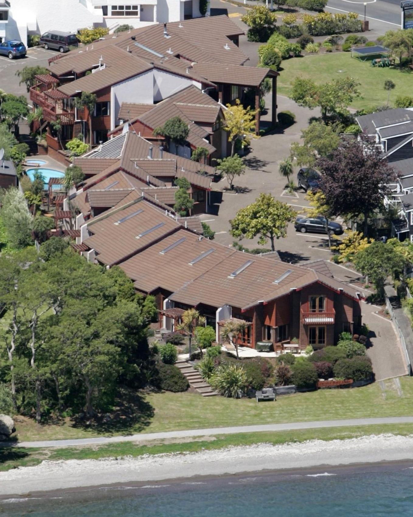 Cascades Lakefront Motel Taupo Exterior photo The house from the air