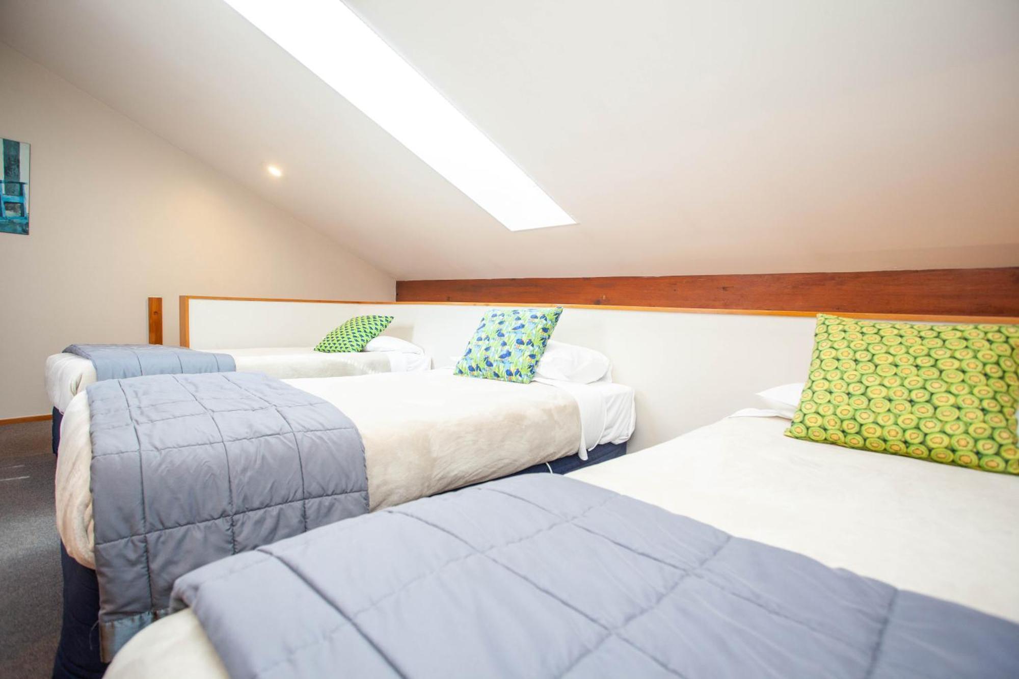 Cascades Lakefront Motel Taupo Room photo A room at the hotel