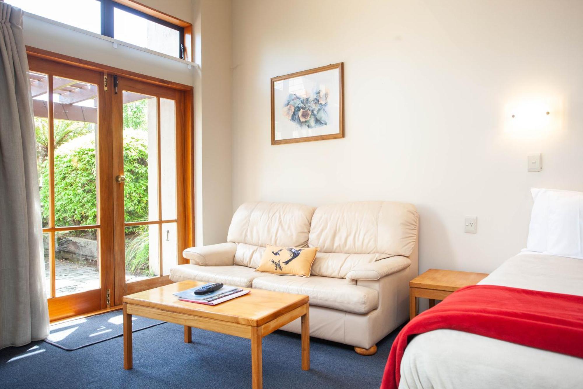 Cascades Lakefront Motel Taupo Room photo A typical room at the hotel