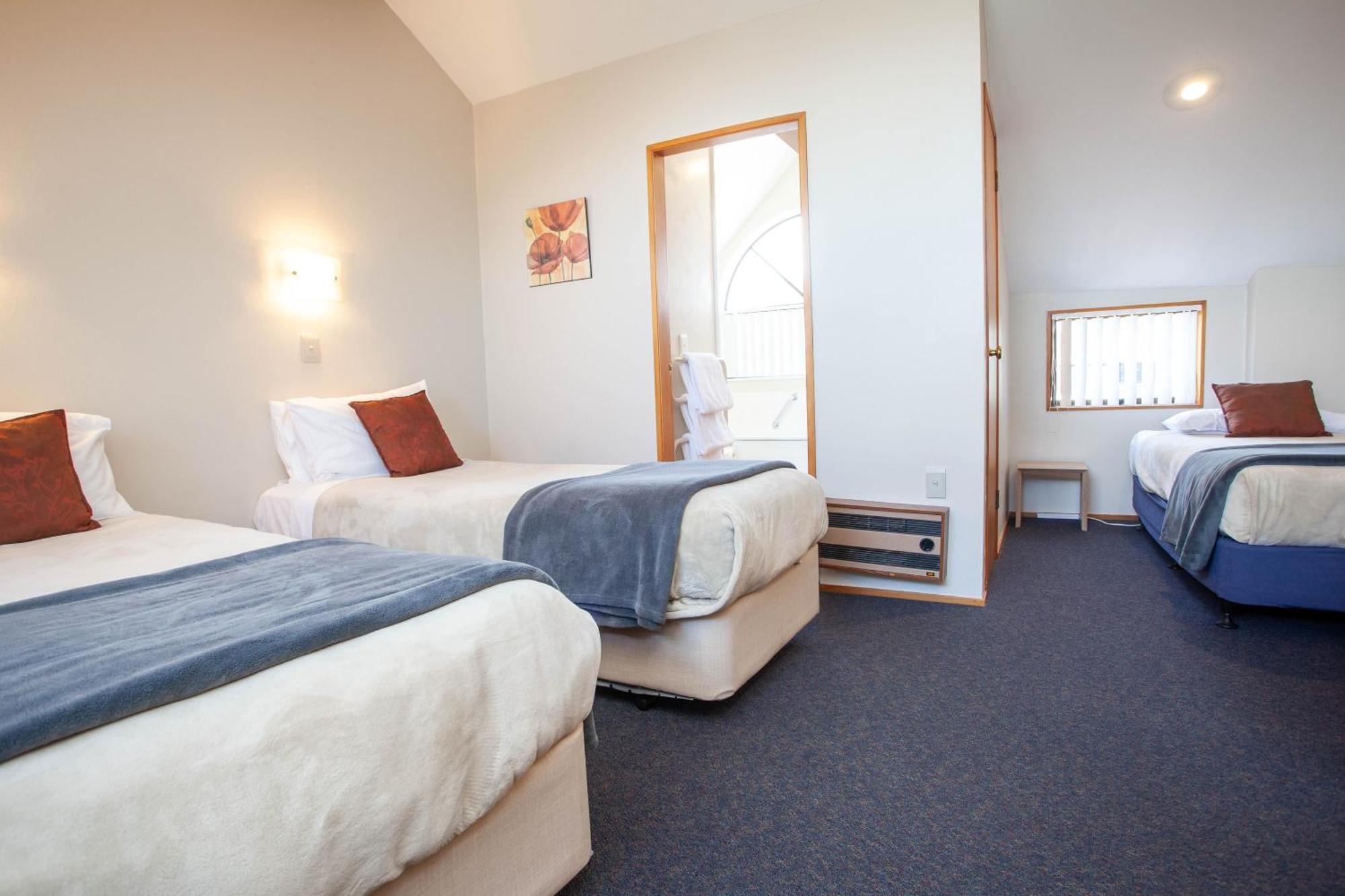 Cascades Lakefront Motel Taupo Room photo A typical motel room