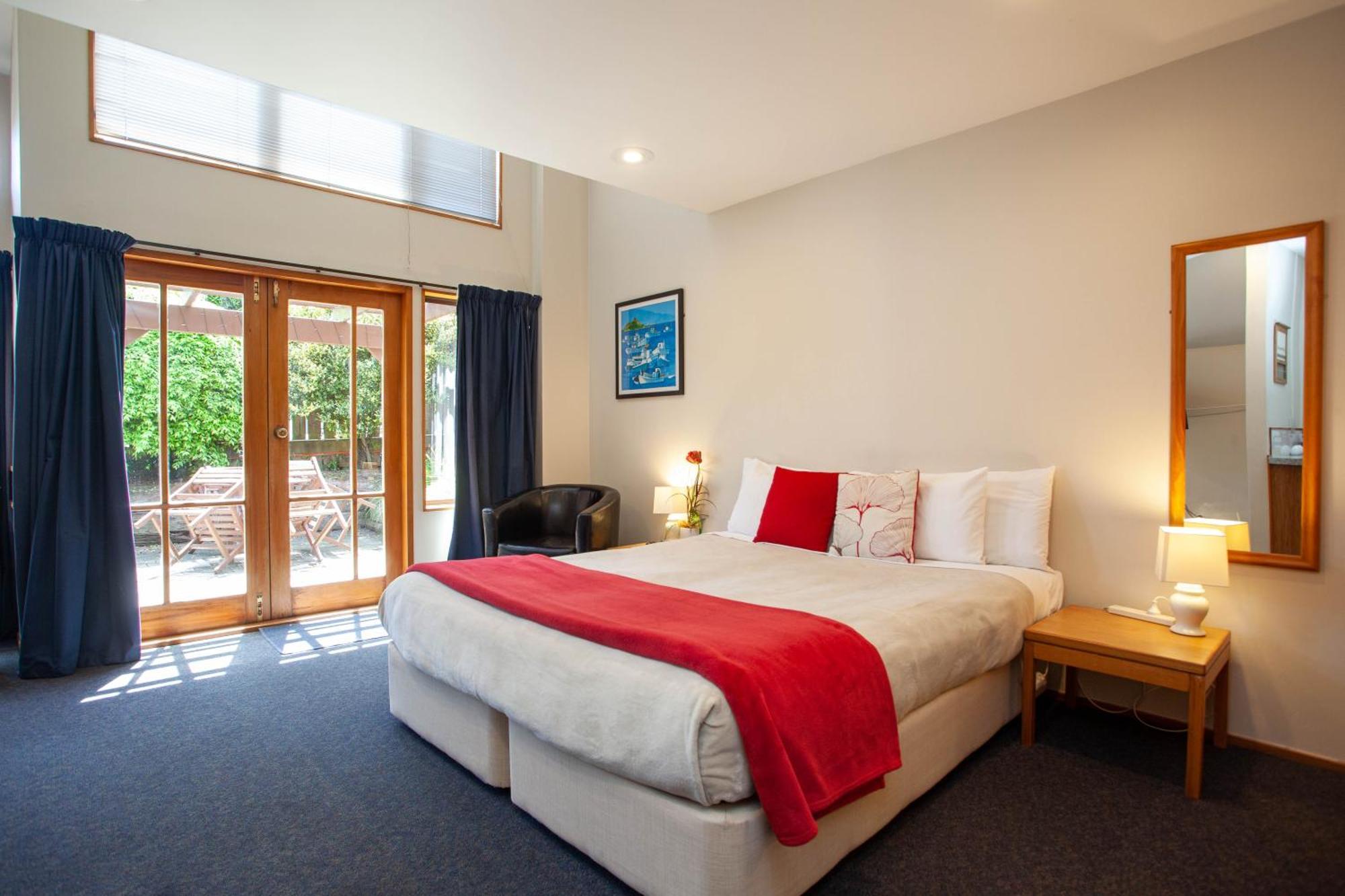 Cascades Lakefront Motel Taupo Room photo A typical motel room