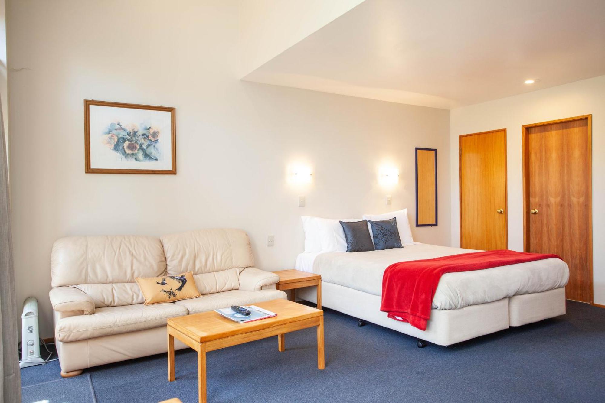 Cascades Lakefront Motel Taupo Room photo A typical hotel room