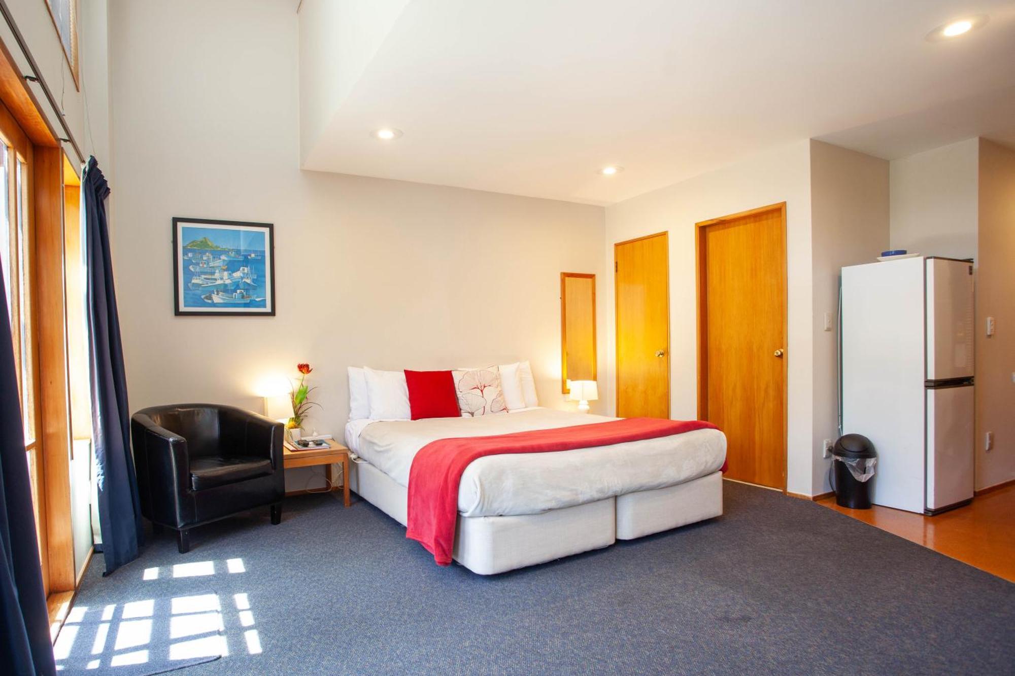 Cascades Lakefront Motel Taupo Room photo A typical studio apartment