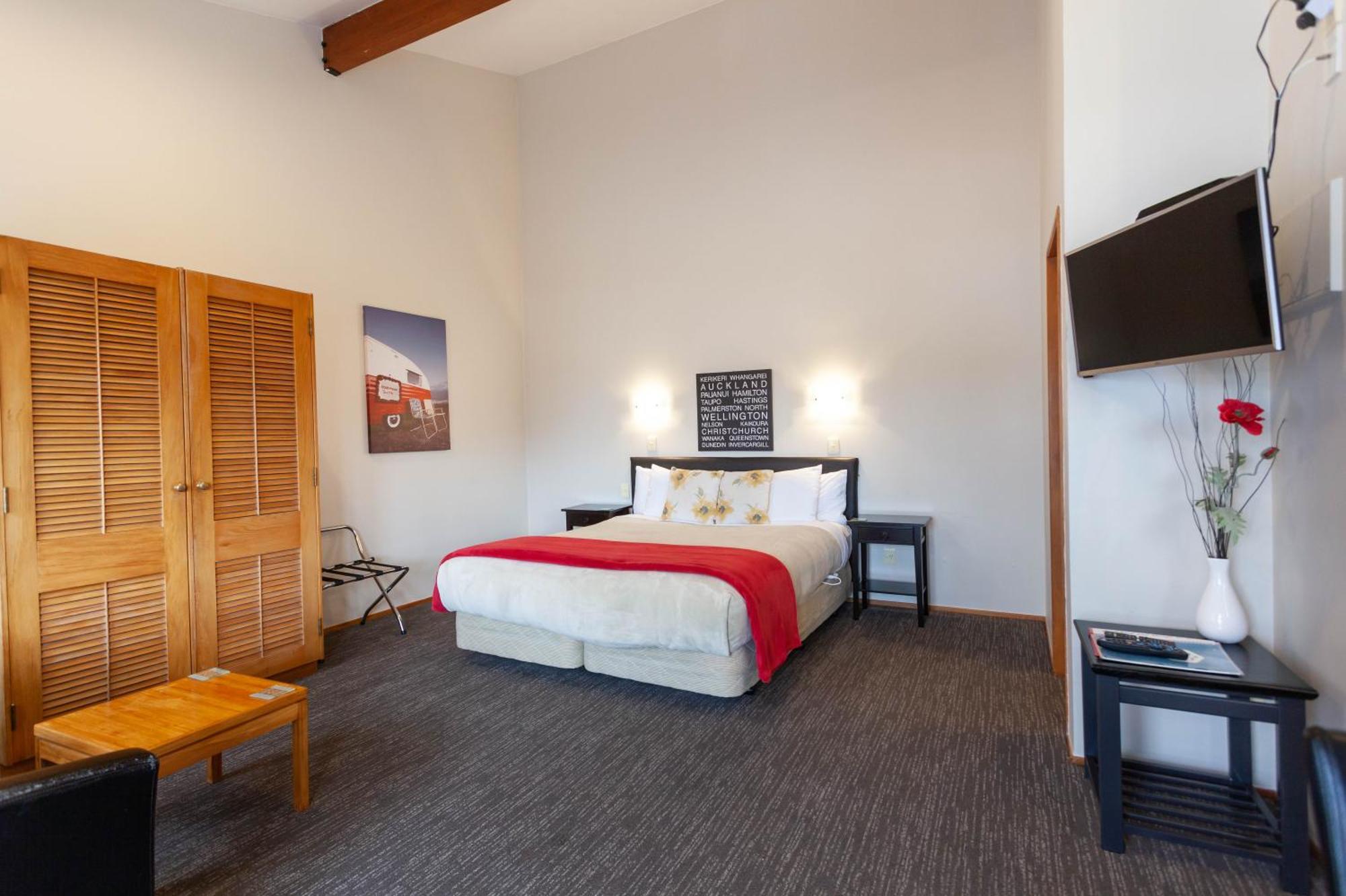 Cascades Lakefront Motel Taupo Room photo A room at the hotel