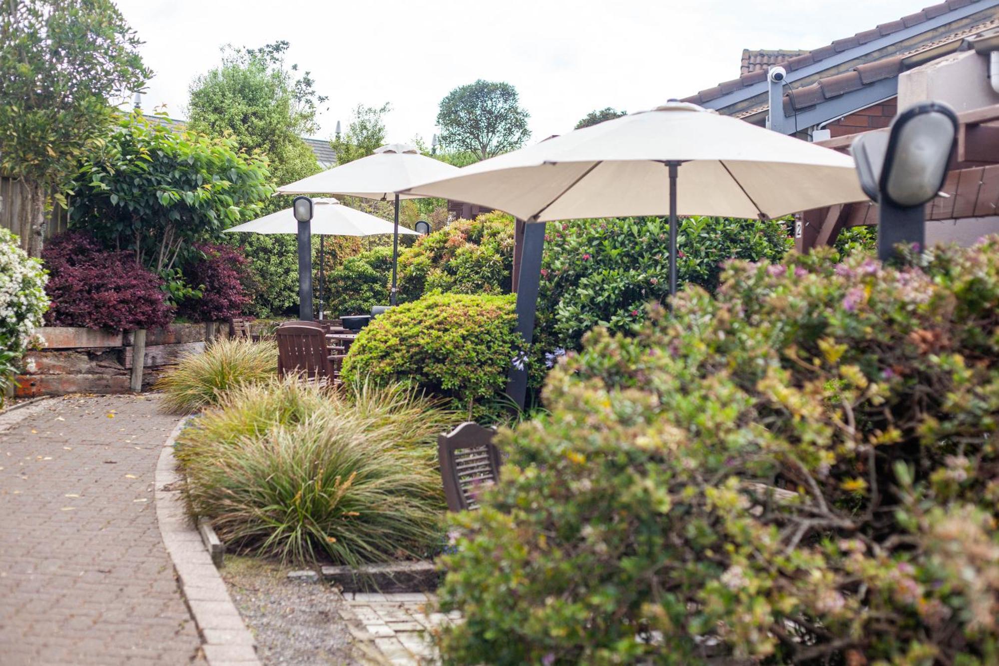 Cascades Lakefront Motel Taupo Room photo The garden at The Old Red Lion