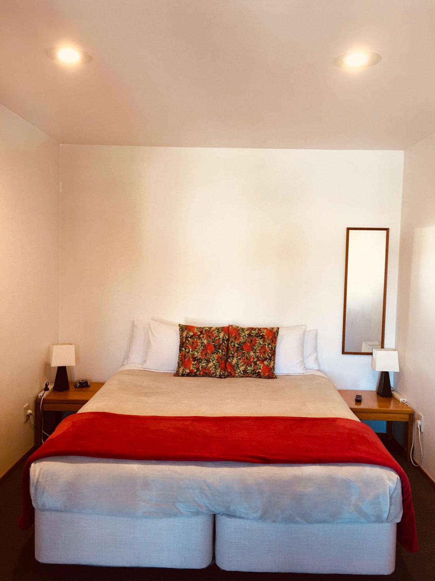 Cascades Lakefront Motel Taupo Exterior photo A bedroom at the hotel