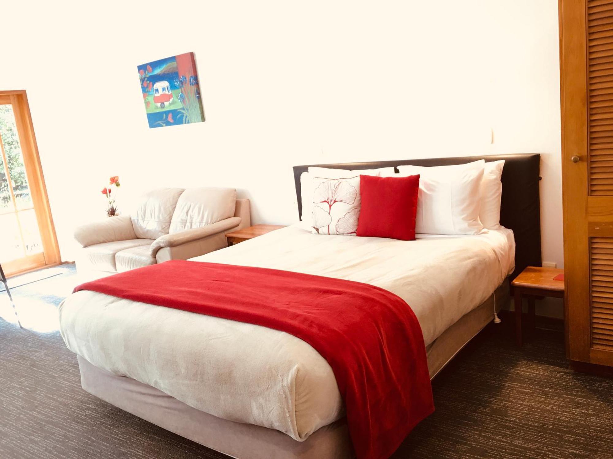 Cascades Lakefront Motel Taupo Exterior photo A bedroom at the hotel