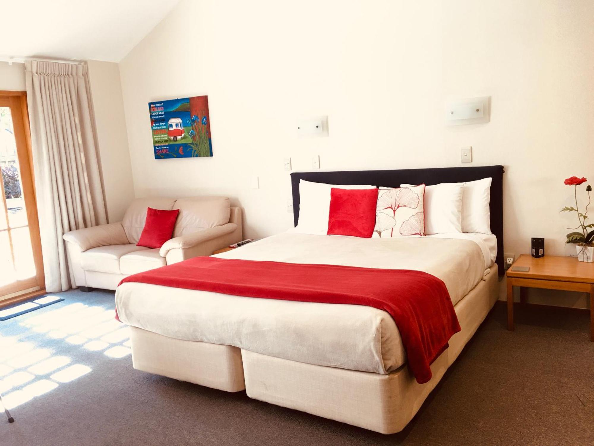 Cascades Lakefront Motel Taupo Exterior photo A room at the hotel
