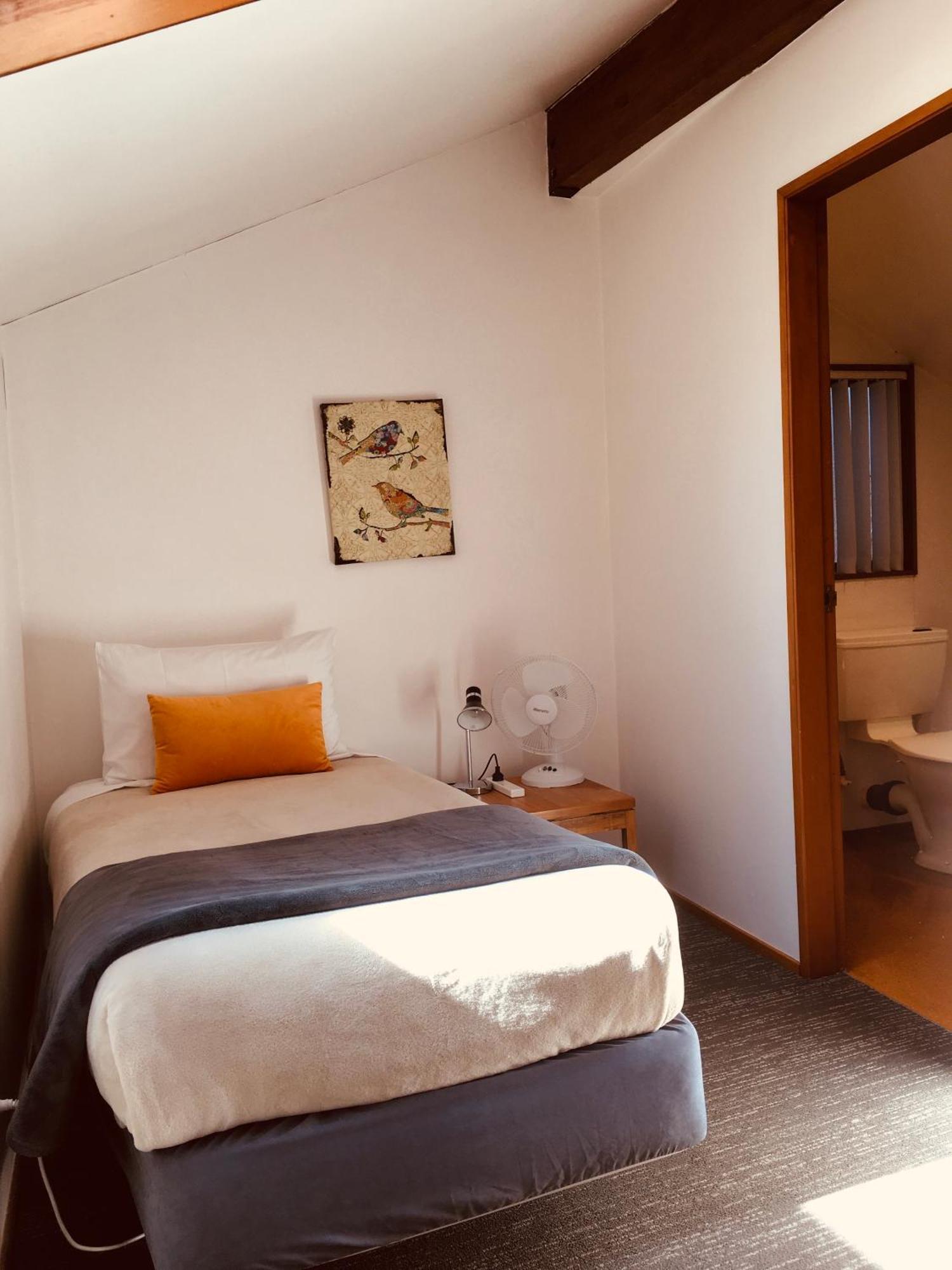 Cascades Lakefront Motel Taupo Exterior photo A single room at the hotel