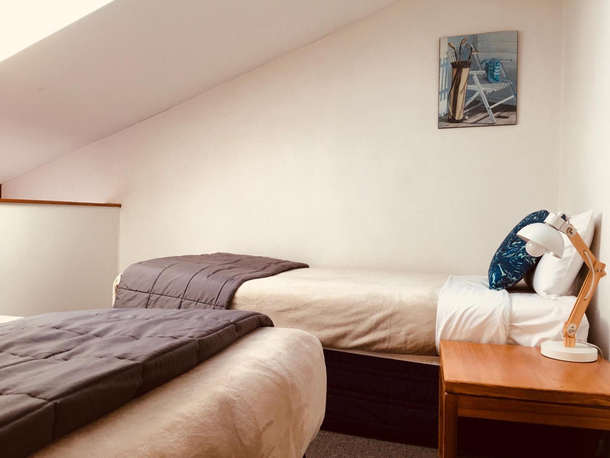 Cascades Lakefront Motel Taupo Exterior photo A bedroom at the hotel