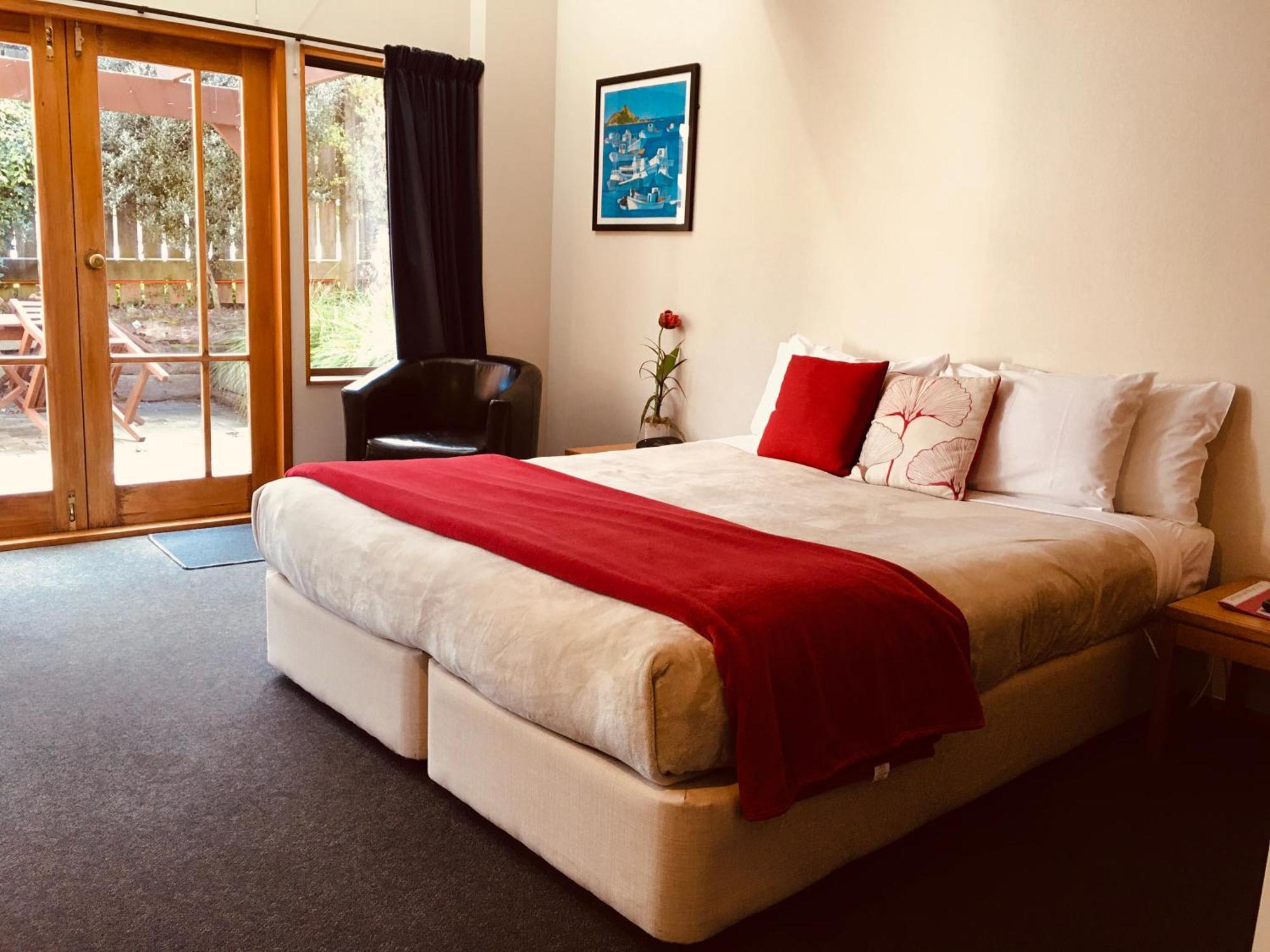 Cascades Lakefront Motel Taupo Exterior photo A room at the hotel