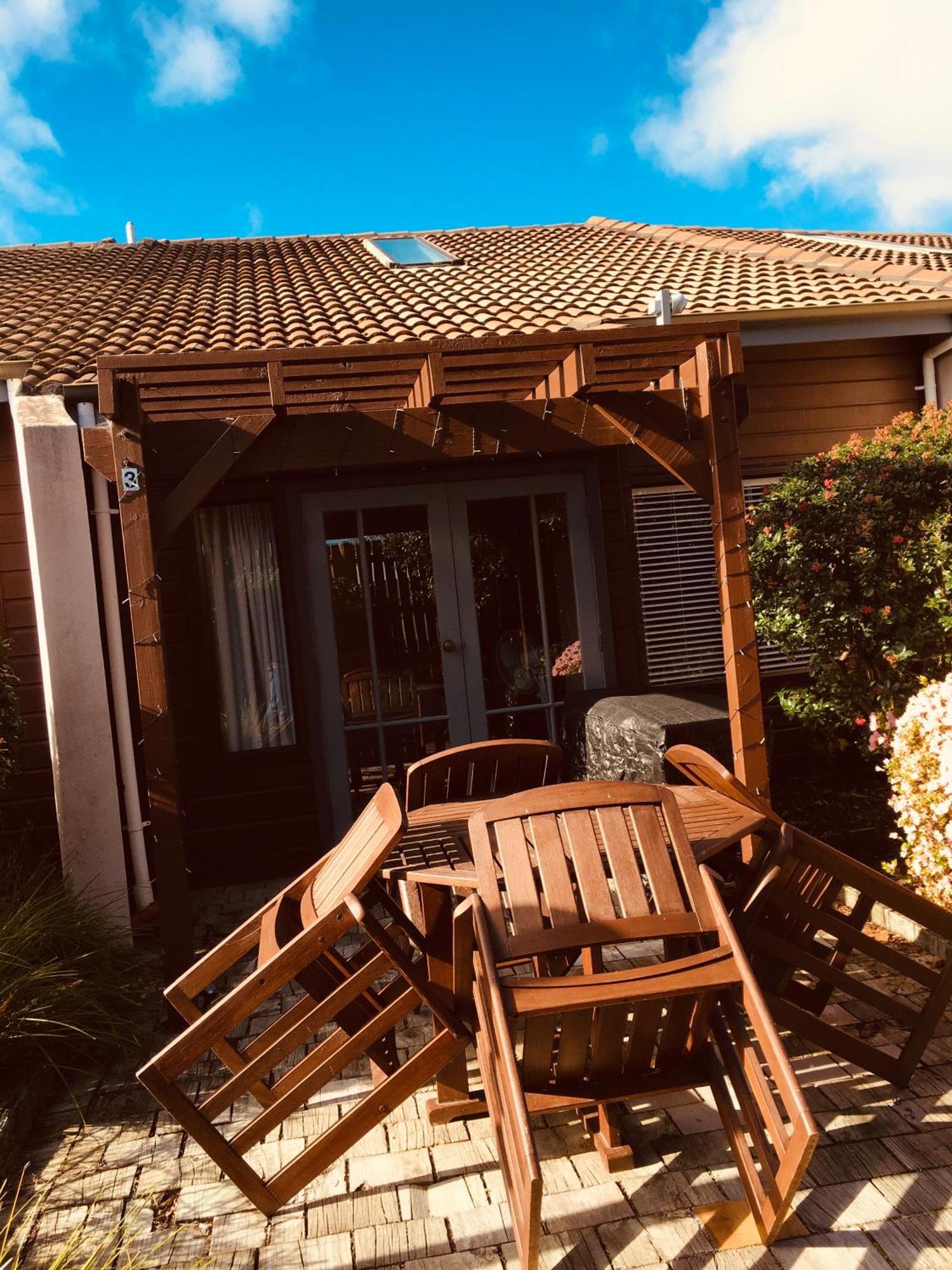 Cascades Lakefront Motel Taupo Exterior photo A pergola in Germany