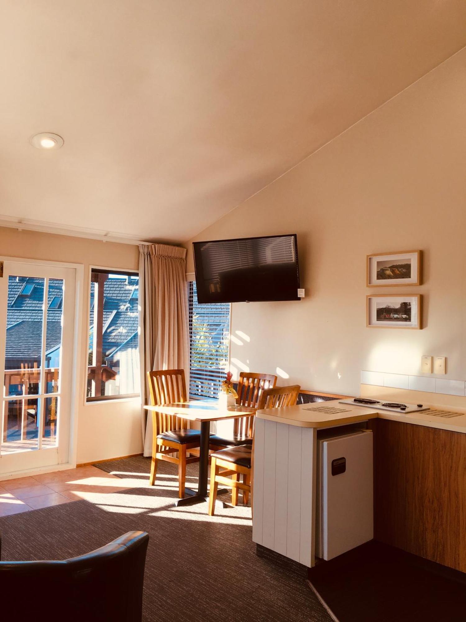 Cascades Lakefront Motel Taupo Exterior photo A television in a motel room