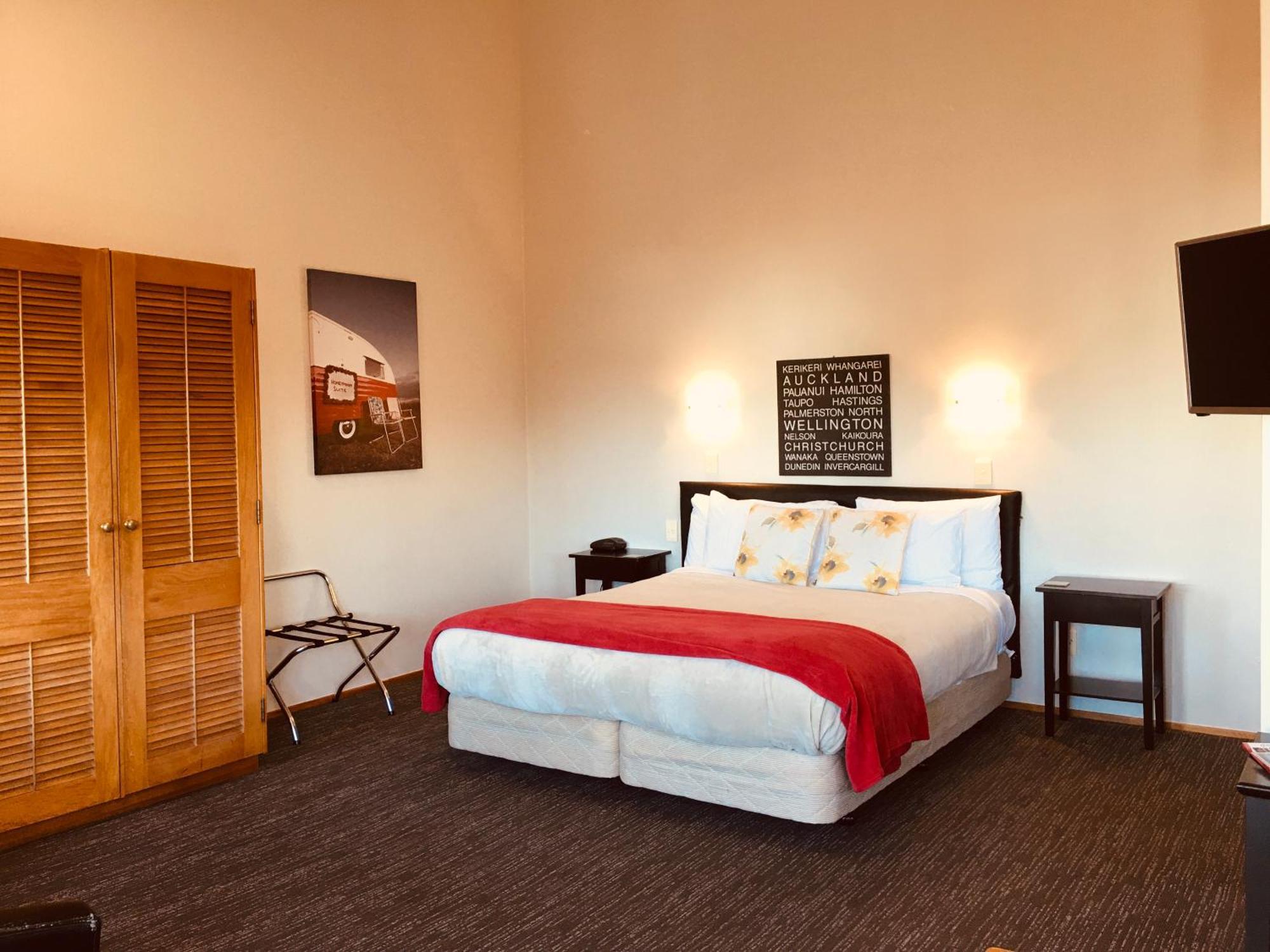 Cascades Lakefront Motel Taupo Exterior photo A room at the Hotel Valley Ho