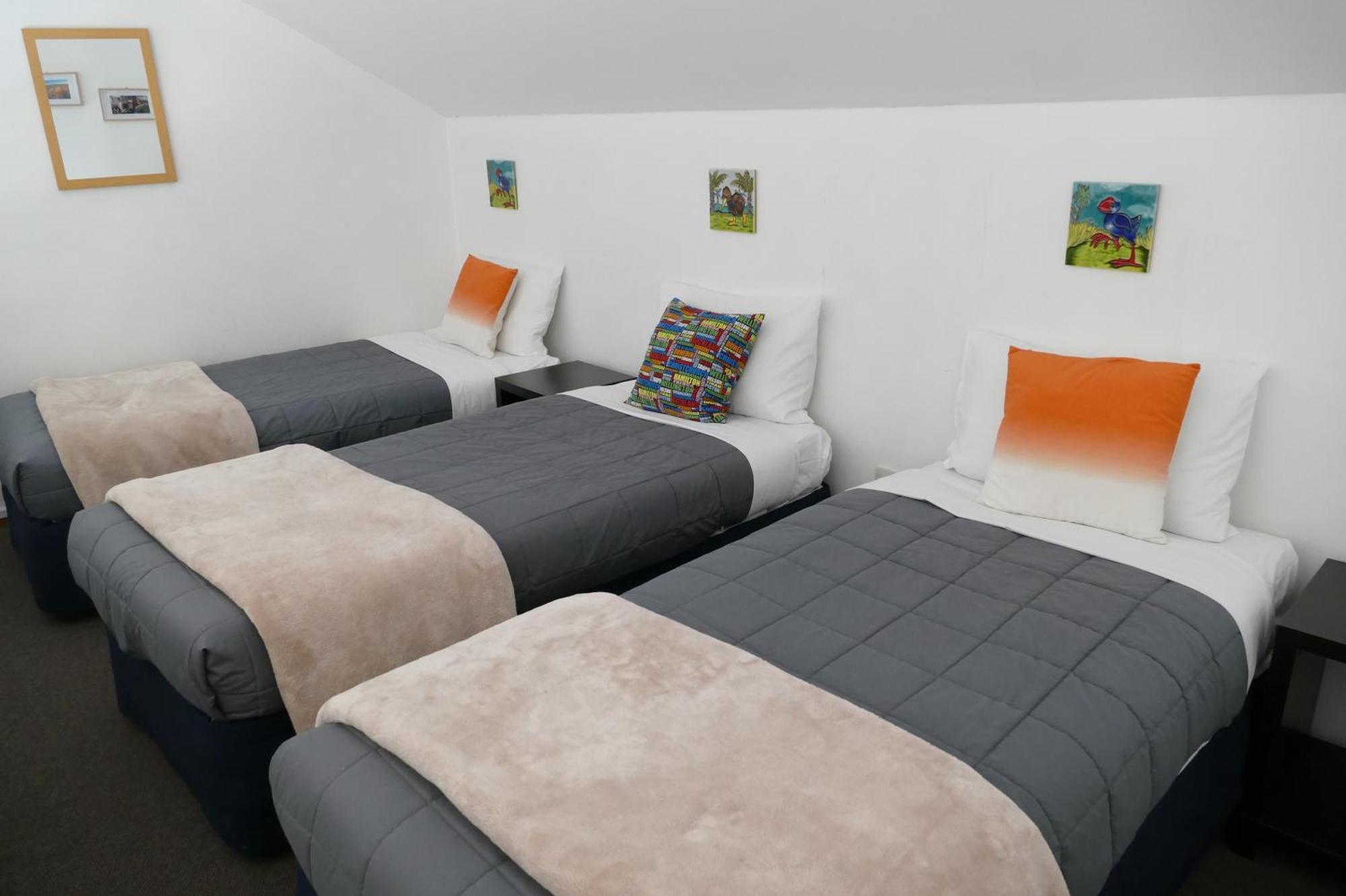 Cascades Lakefront Motel Taupo Exterior photo A room at the hotel