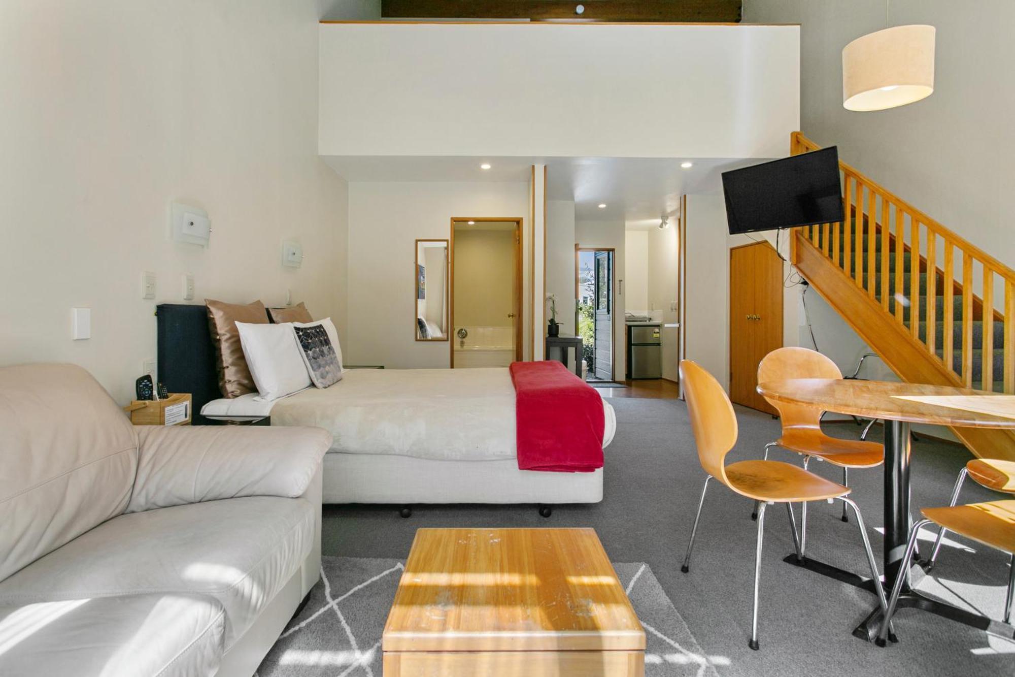 Cascades Lakefront Motel Taupo Exterior photo A typical studio apartment