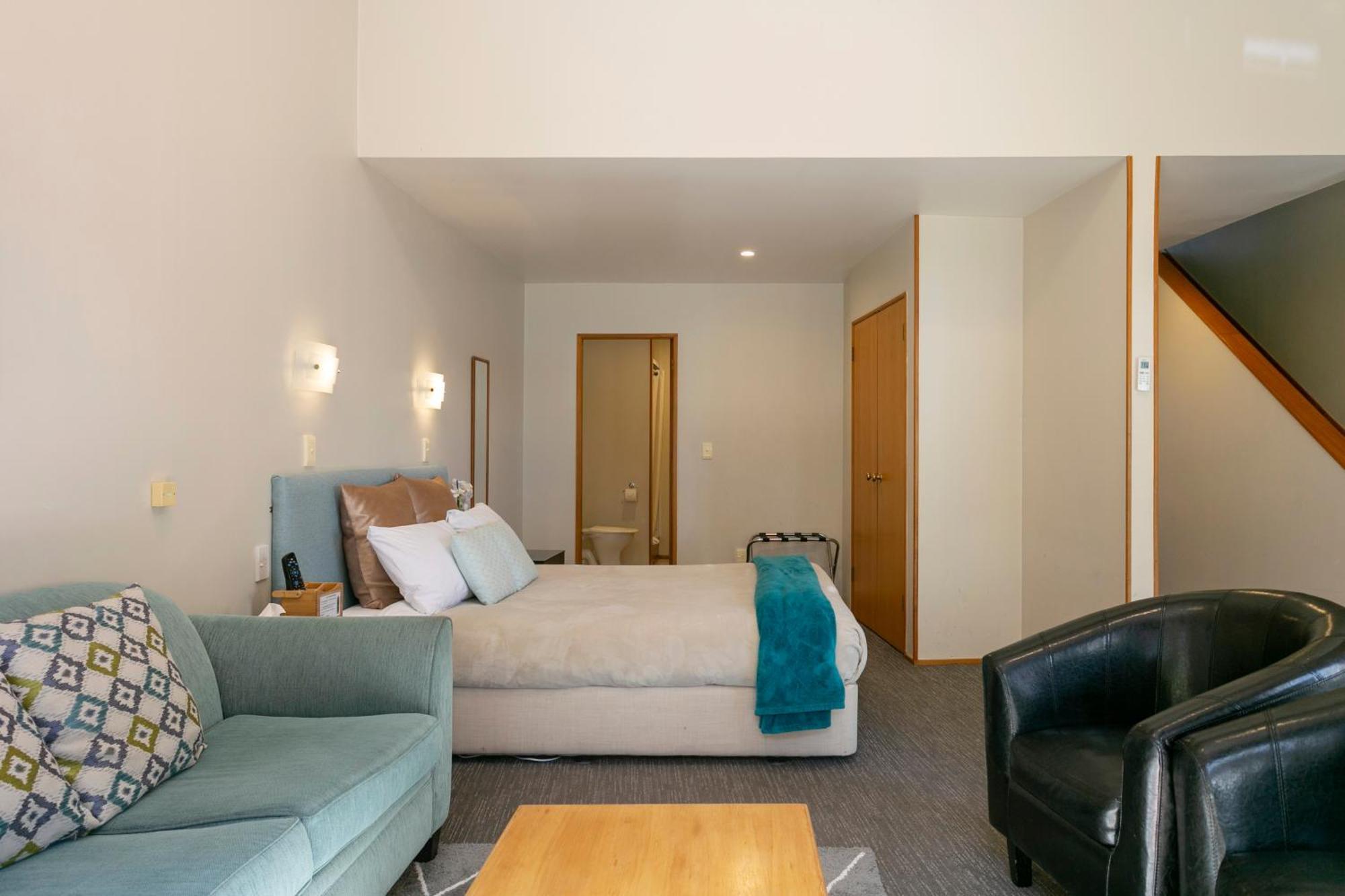 Cascades Lakefront Motel Taupo Exterior photo A typical studio apartment