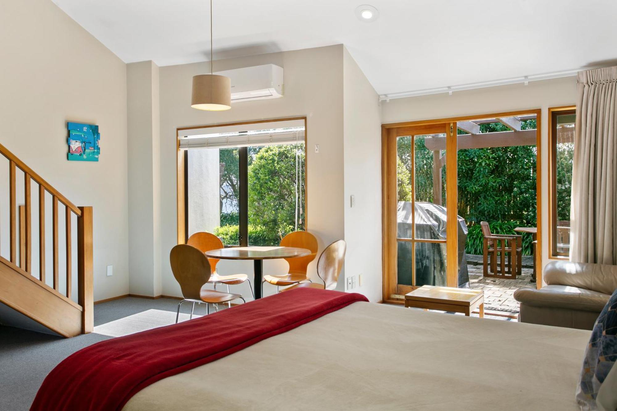 Cascades Lakefront Motel Taupo Exterior photo A typical studio apartment