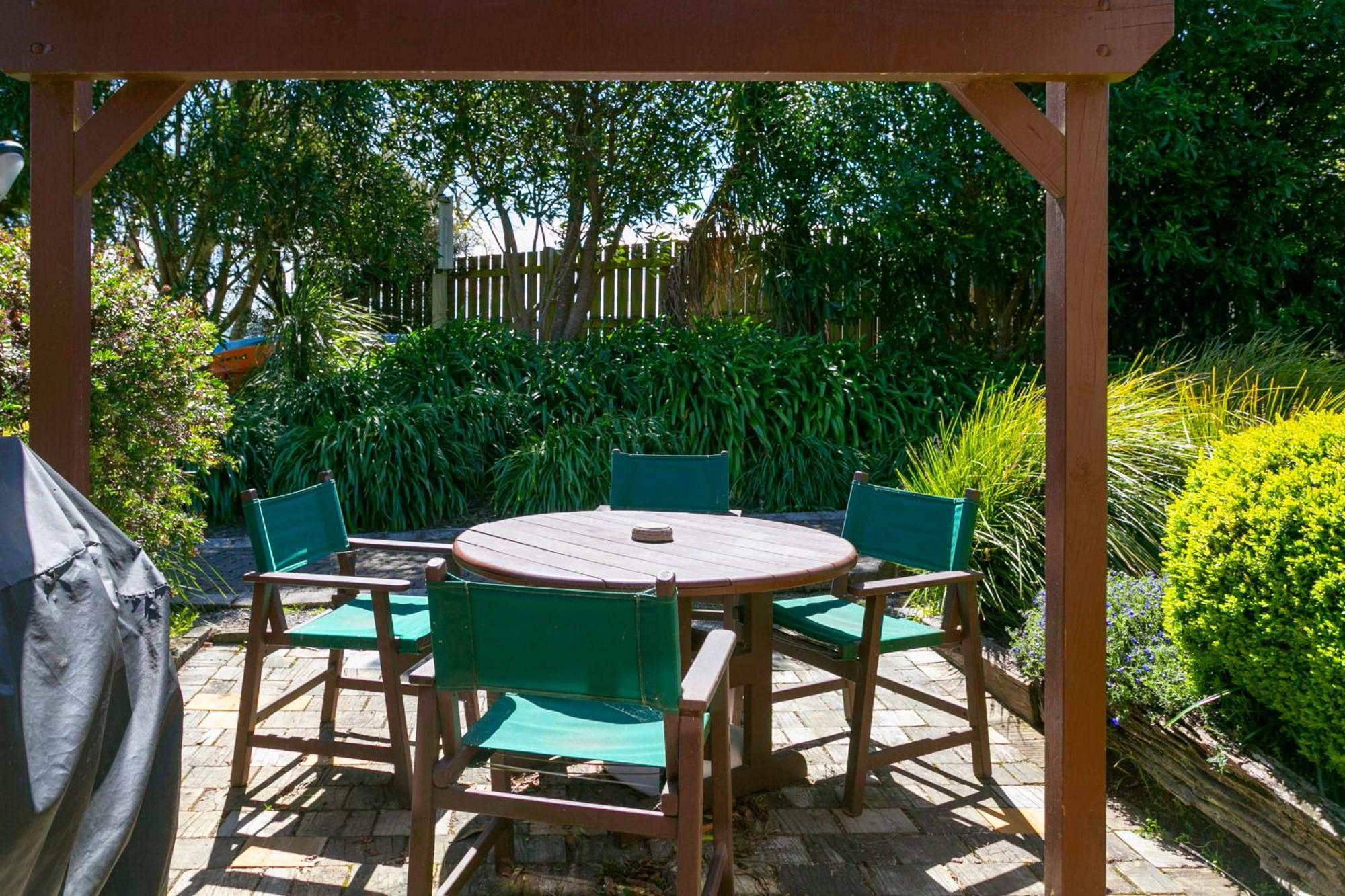 Cascades Lakefront Motel Taupo Exterior photo A pergola in a garden