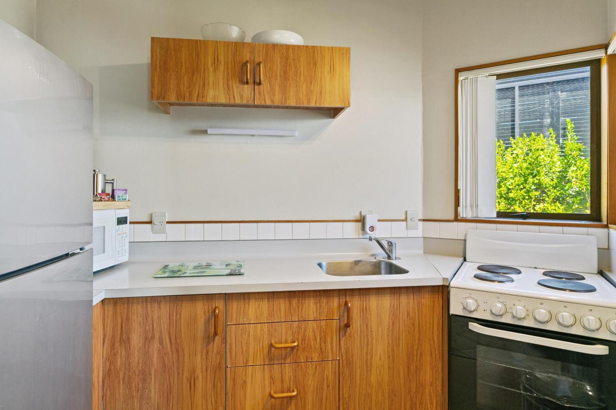 Cascades Lakefront Motel Taupo Exterior photo A kitchen in a student flat
