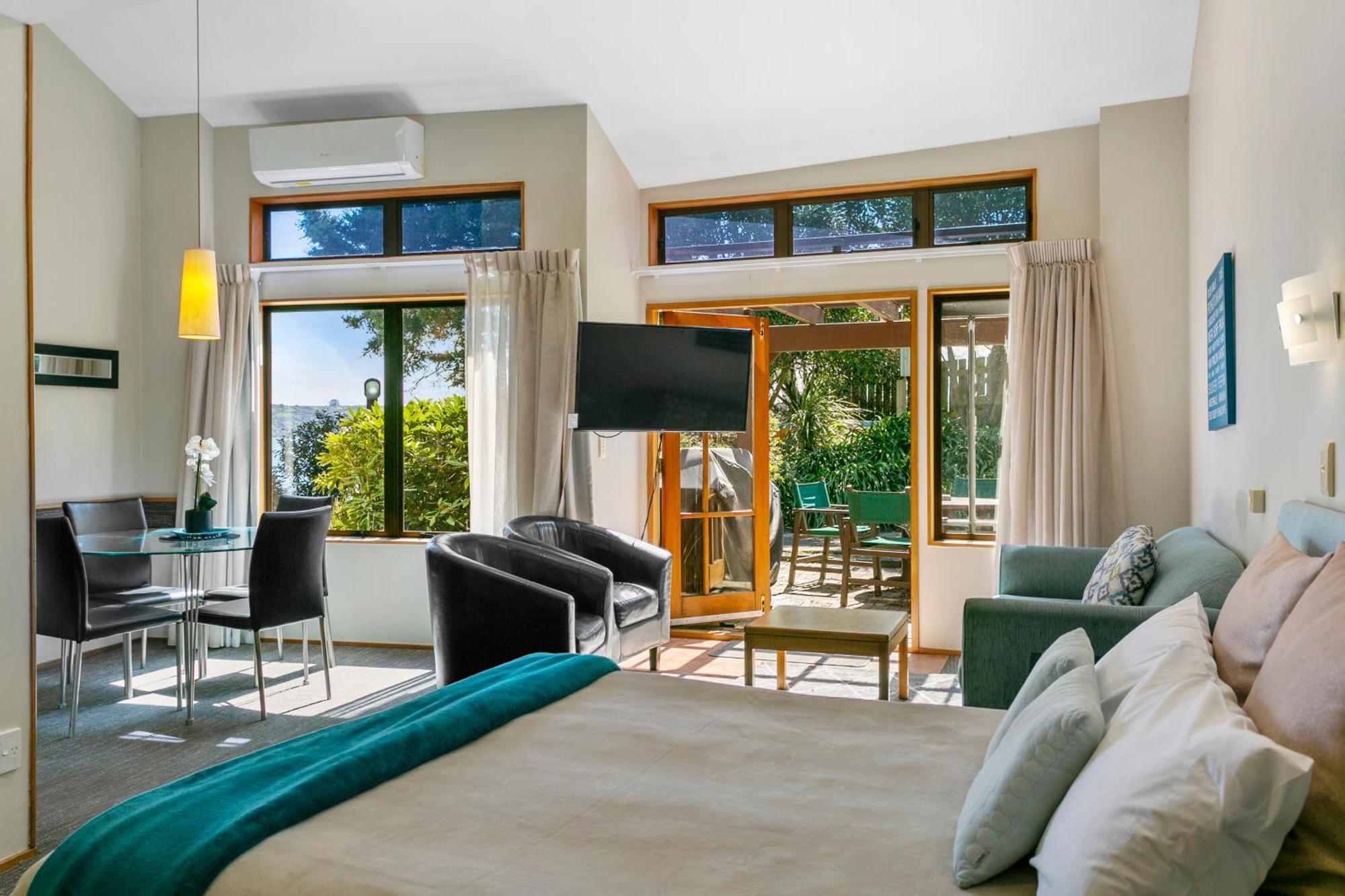 Cascades Lakefront Motel Taupo Exterior photo A suite at the hotel