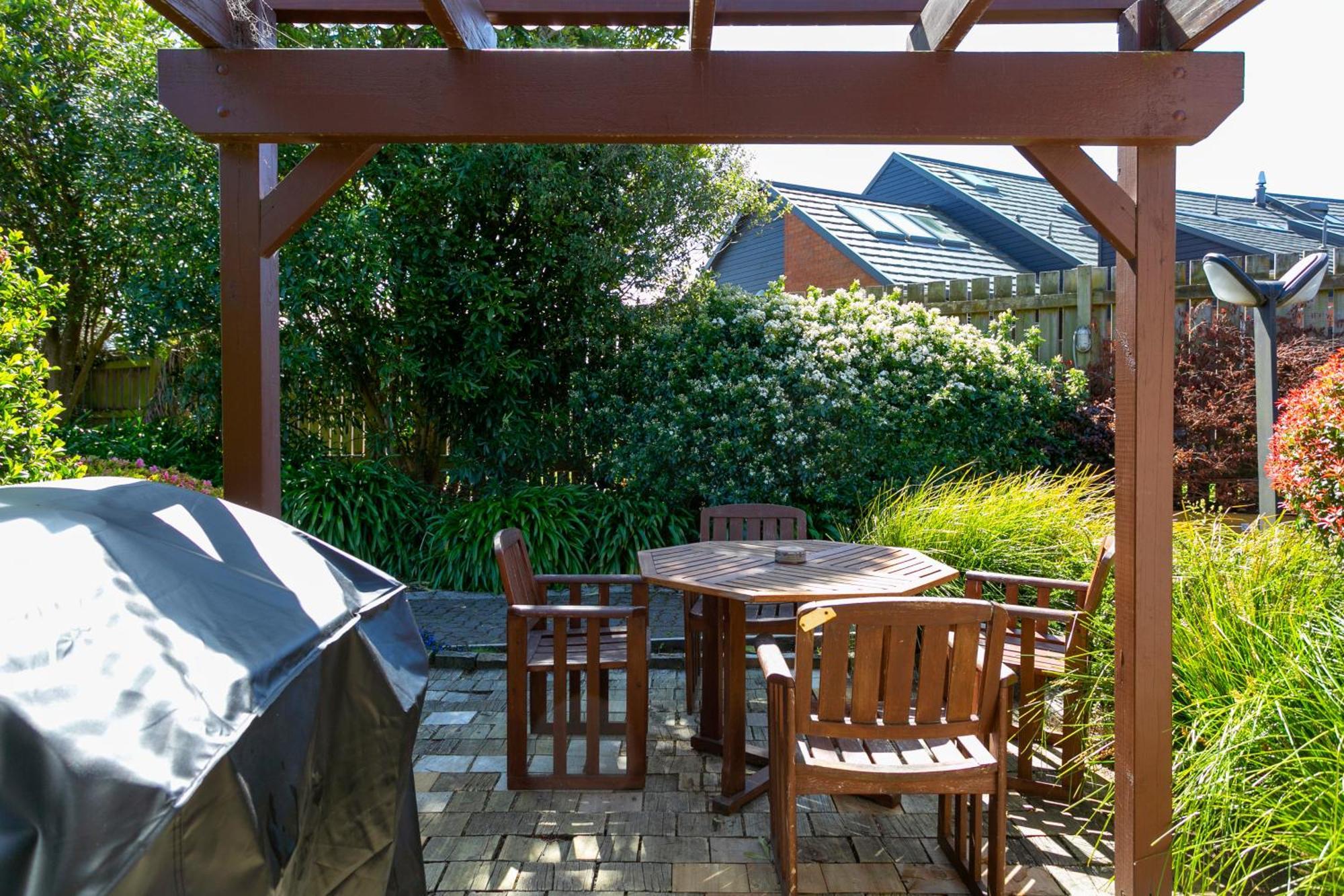 Cascades Lakefront Motel Taupo Exterior photo A pergola in a backyard