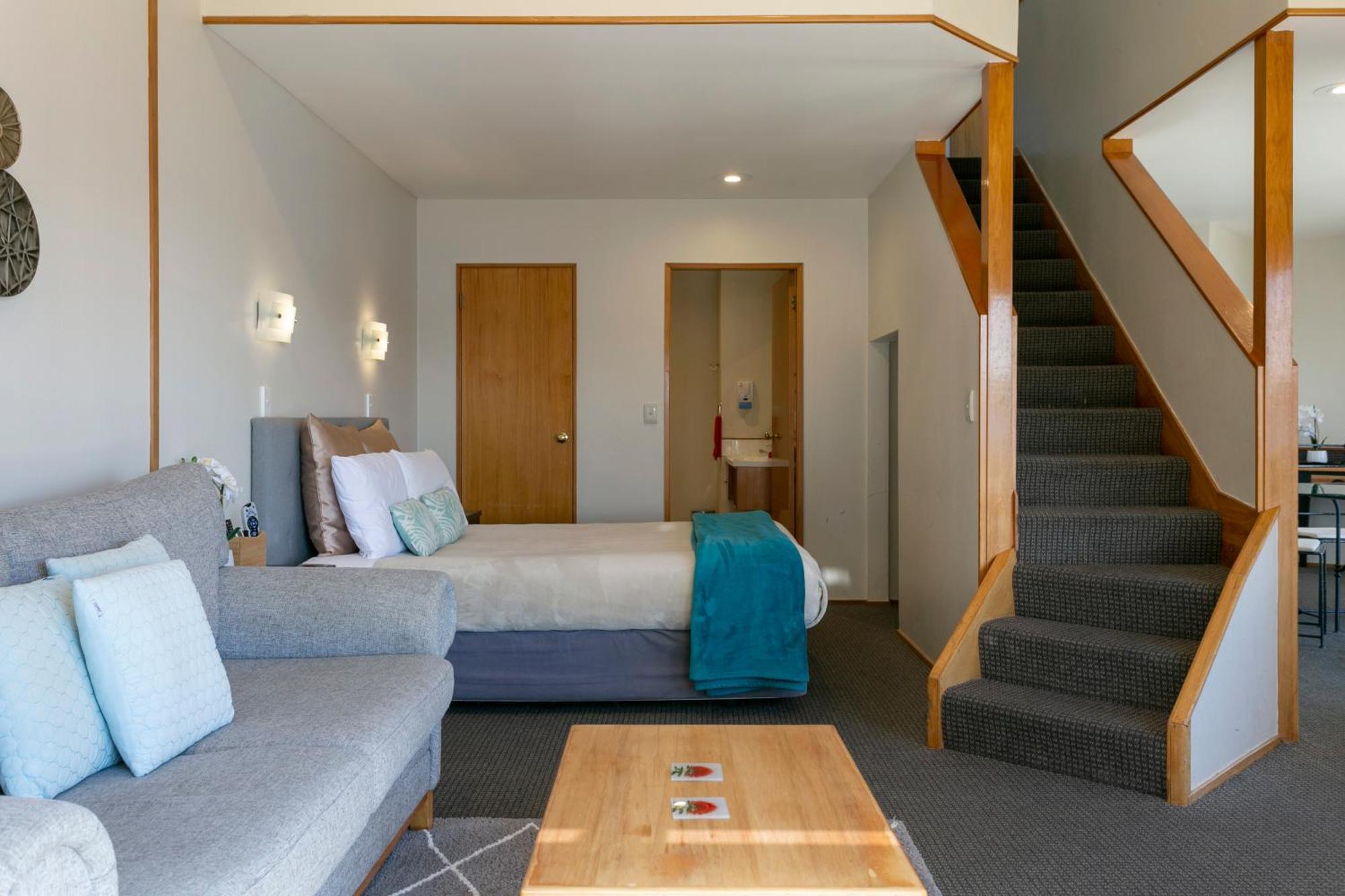 Cascades Lakefront Motel Taupo Exterior photo A suite at the hotel