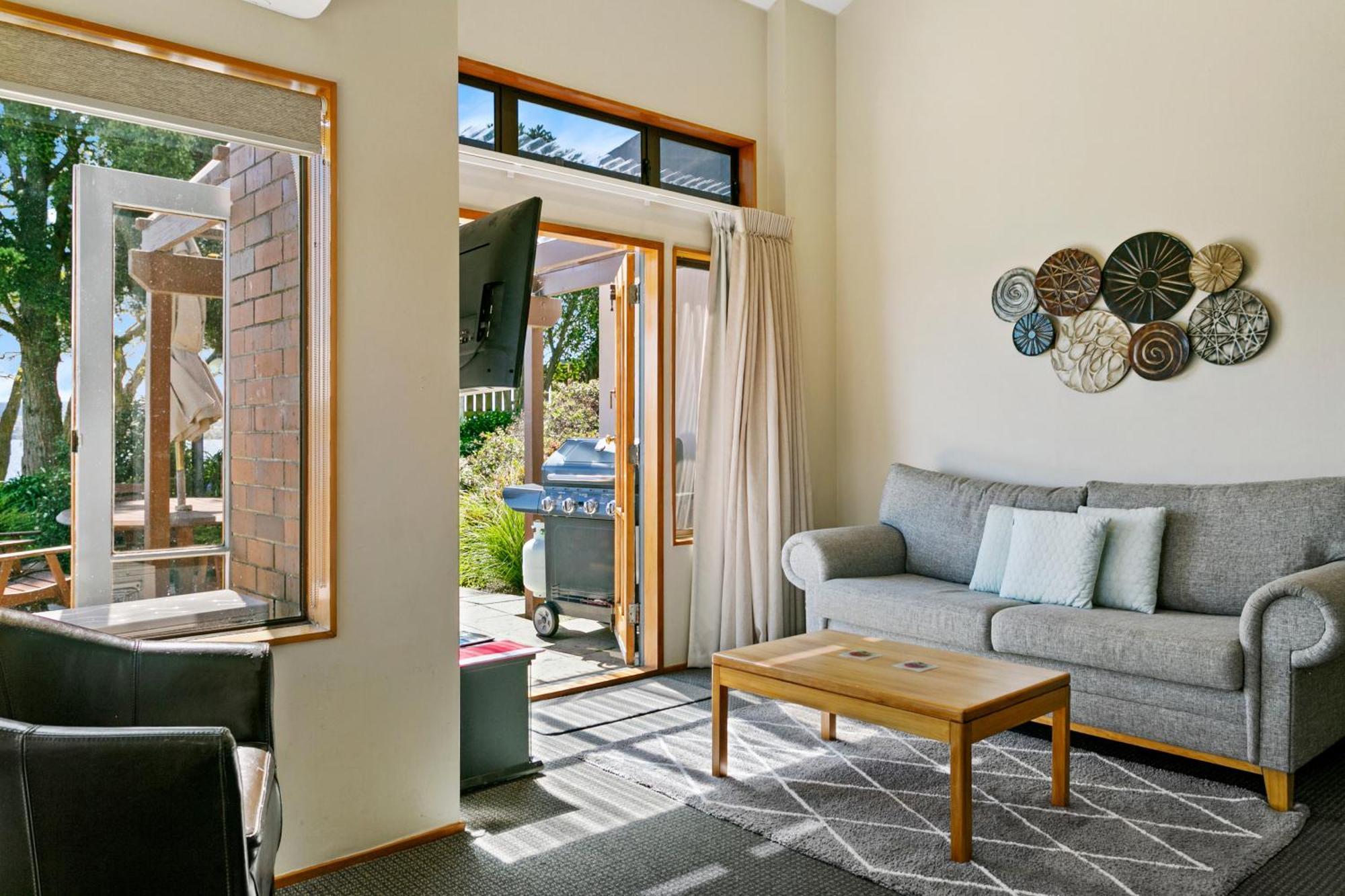 Cascades Lakefront Motel Taupo Exterior photo A living room in a typical apartment at the hotel