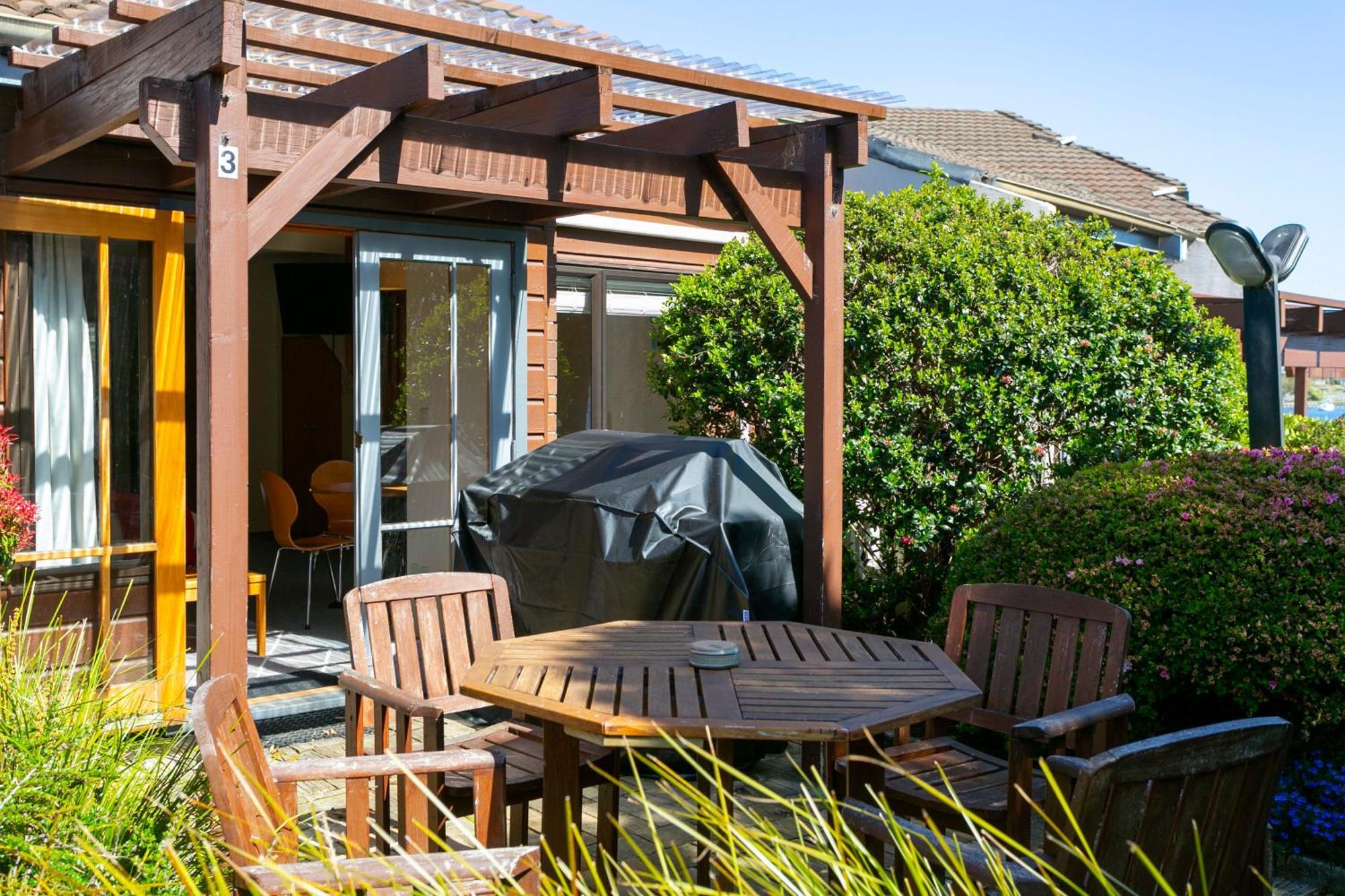 Cascades Lakefront Motel Taupo Exterior photo A pergola in a garden