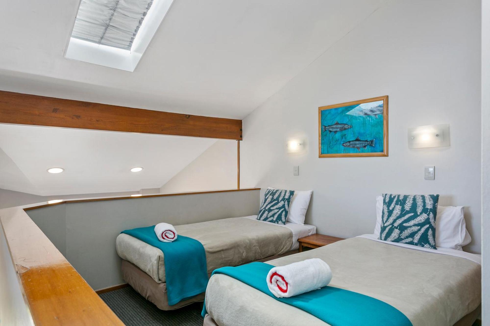 Cascades Lakefront Motel Taupo Exterior photo A room at the hotel