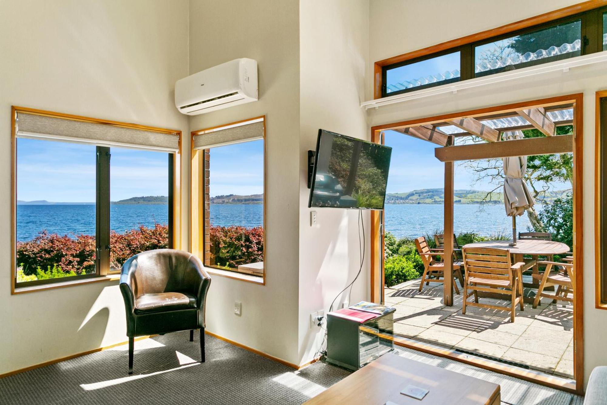 Cascades Lakefront Motel Taupo Exterior photo A room at the Bay of Many Coves