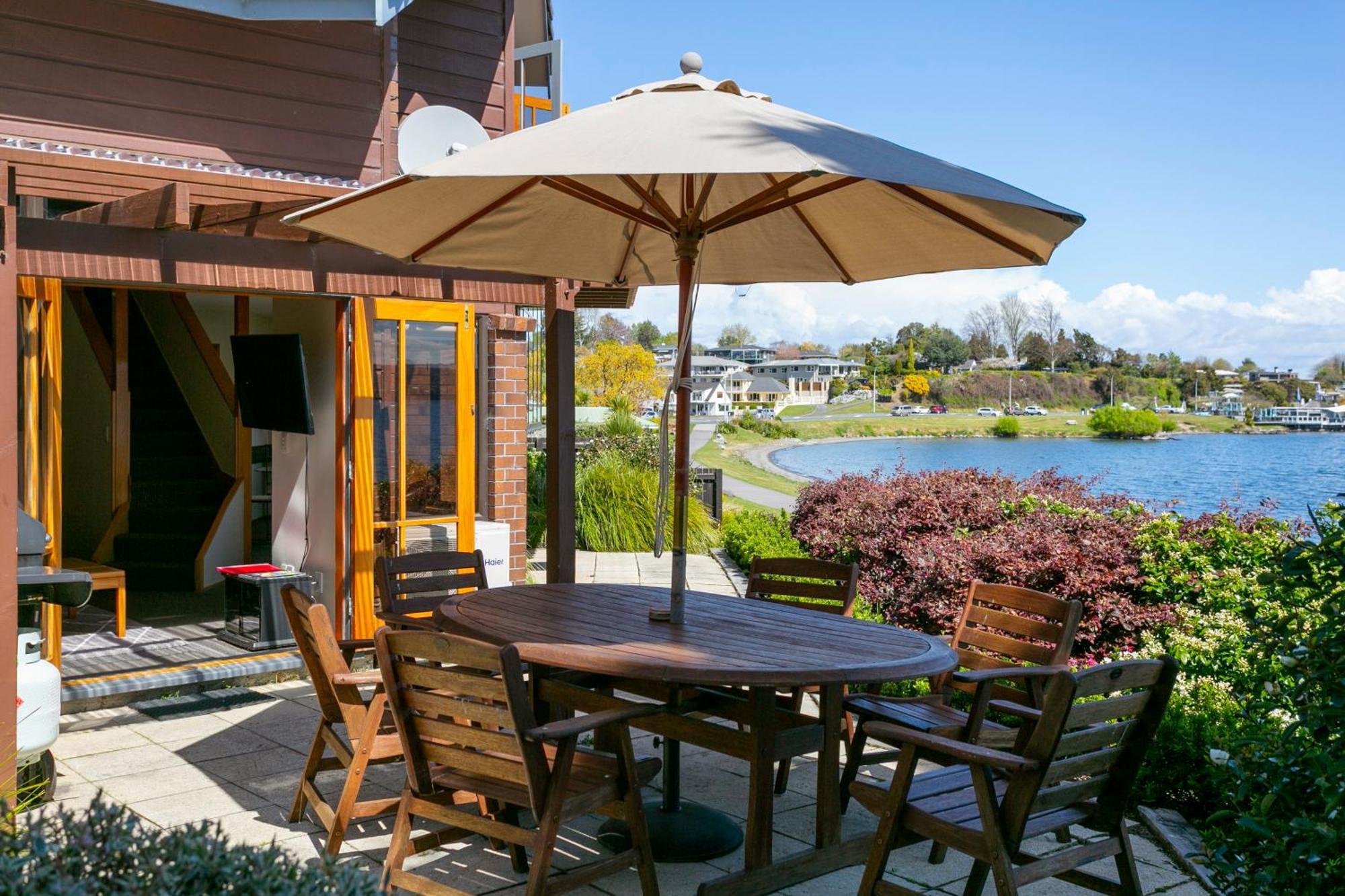 Cascades Lakefront Motel Taupo Exterior photo A patio umbrella