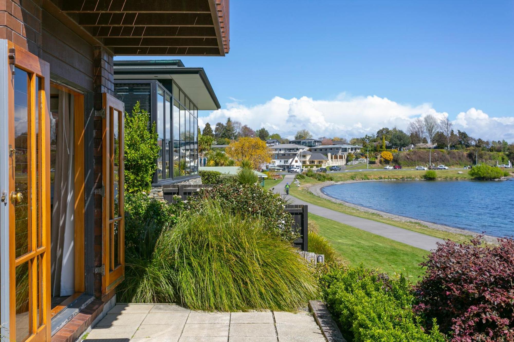 Cascades Lakefront Motel Taupo Exterior photo View of the lake from the library