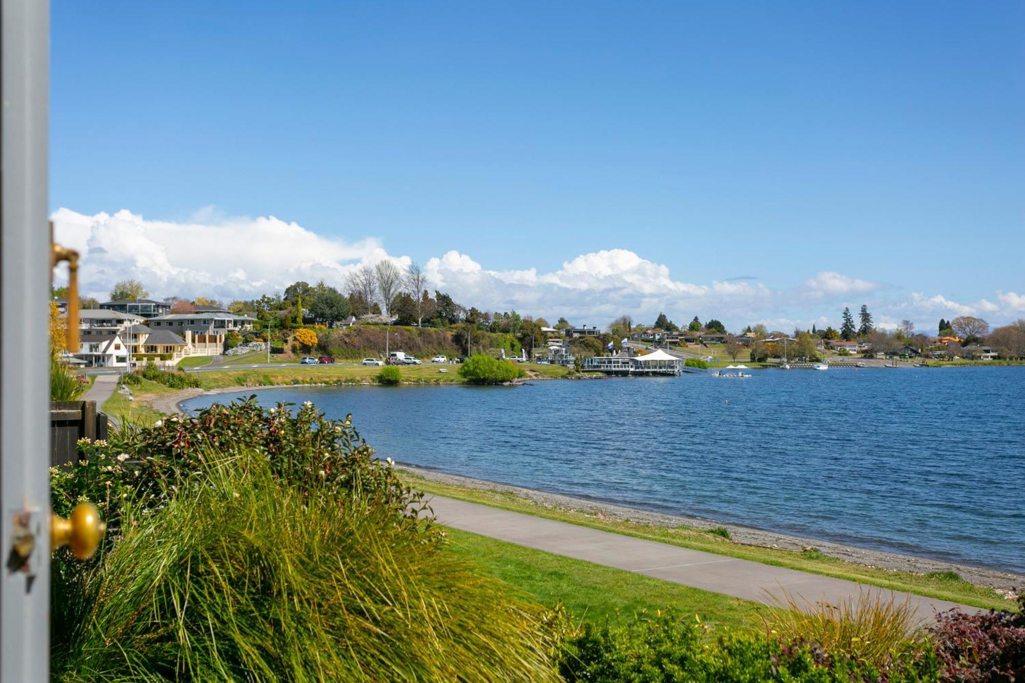 Cascades Lakefront Motel Taupo Exterior photo View of Lake Stevens
